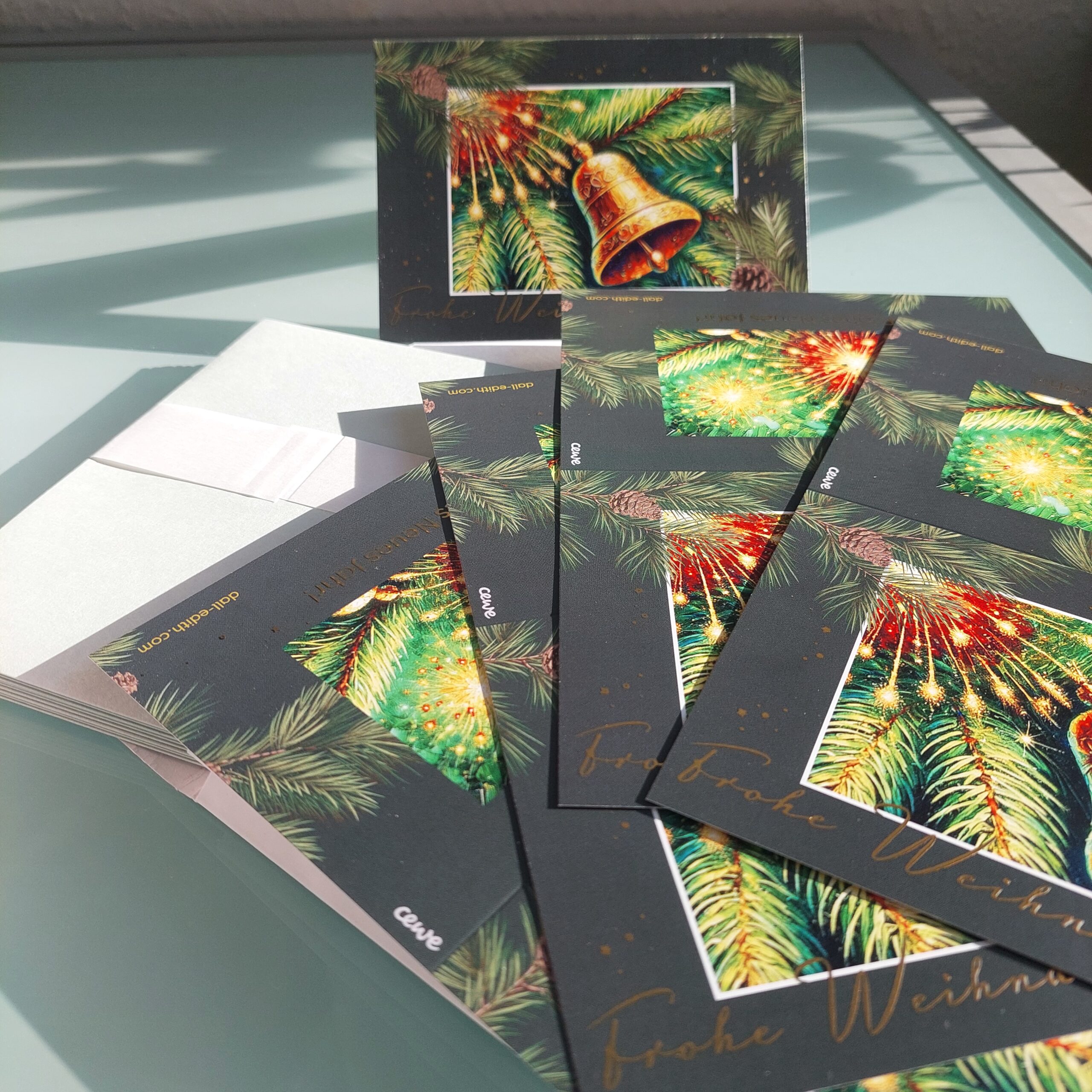 Tannengrün und göldene Glocken läuten Weihnachten ein mit dieser wunderschönen Weihnachtskarte in Din A6