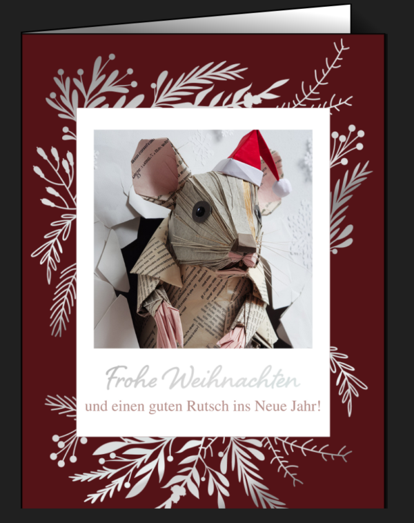 Weihnachtskarte mit Origami-Maus aus recyceltem Papier, weinrotem Hintergrund, weißen Zweigen und dem Schriftzug ‚Frohe Weihnachten und einen guten Rutsch ins Neue Jahr!