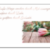Rückseite einer Klappkarte mit einem Zitat in geschwungener Schrift: „Große Siege werden durch Mut errungen, größere durch Liebe, die größten durch Geduld.“ Darunter ein Bild mit einer rosa Tulpe auf Holz.