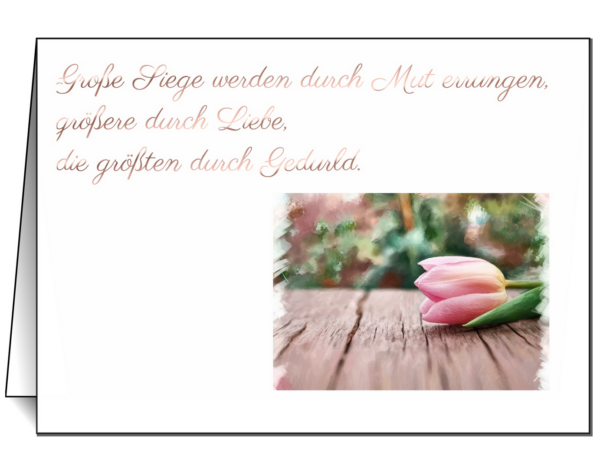 Rückseite einer Klappkarte mit einem Zitat in geschwungener Schrift: „Große Siege werden durch Mut errungen, größere durch Liebe, die größten durch Geduld.“ Darunter ein Bild mit einer rosa Tulpe auf Holz.